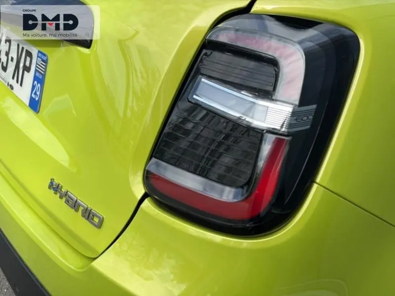 Gros plan sur le feu arrière droit vert Méditerranéen métallisé d'une FIAT 600 Hybrid avec logo Hybrid visible.