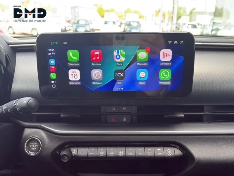 Vue rapprochée de l’écran tactile central et de la console de la FIAT 600 1.2 Hybrid Turbo, intérieur noir moderne.