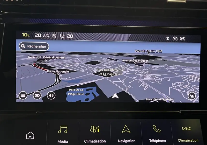 Écran tactile du système de navigation 3D de la Peugeot 308 GT PHEV 180 blanc nacré, affichant une carte détaillée.