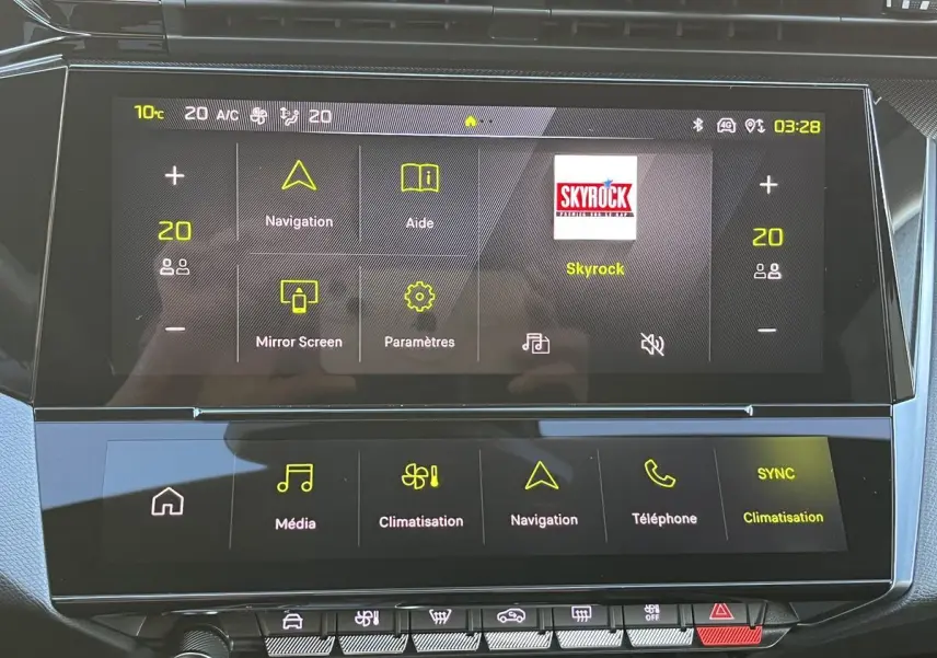 Écran tactile central de la Peugeot 308 GT PHEV 2022 affichant la radio Skyrock et les commandes de climatisation.