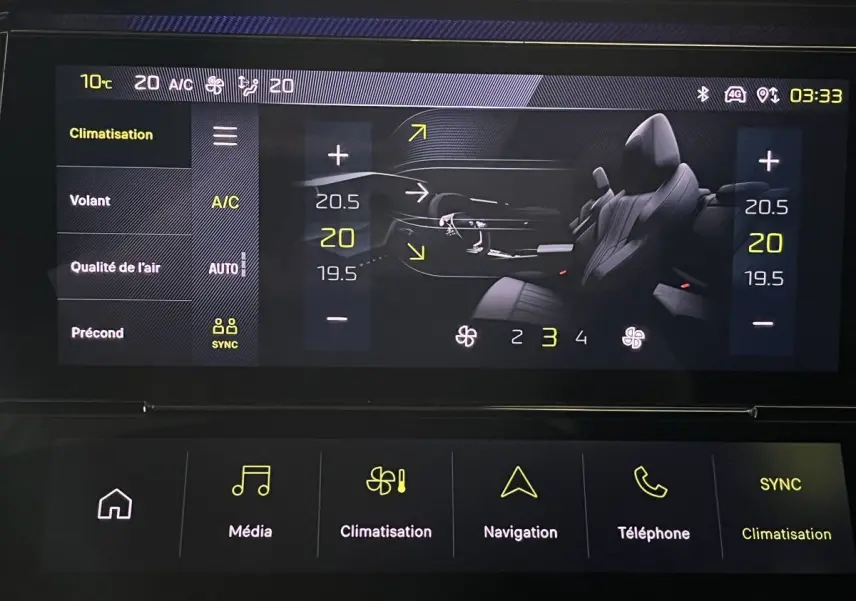 Écran tactile du tableau de bord de la Peugeot 308 GT PHEV 2022 montrant les réglages de climatisation et de ventilation.