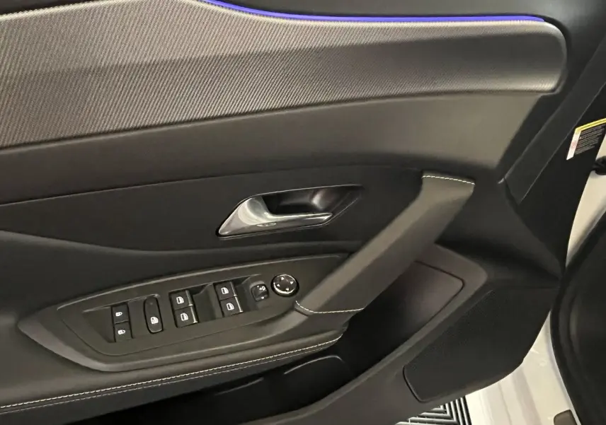 Intérieur côté gauche de la porte PEUGEOT 308 GT PHEV 2022, garniture noire avec surpiqûres blanches et commandes électriques.