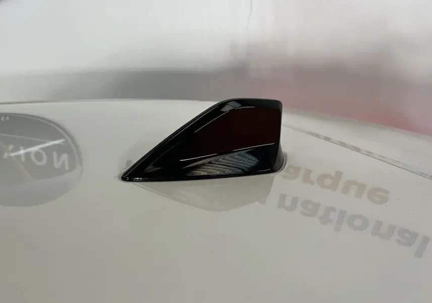 Antenne requin noire en gros plan sur le toit blanc nacré d'une Peugeot 308 GT PHEV 180 Hybride Rechargeable 2022.