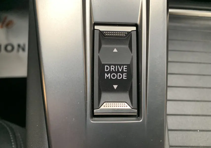 Bouton Drive Mode en gros plan sur la console centrale de la Peugeot 308 GT PHEV 180 blanche nacrée de 2022.