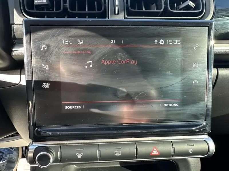 Écran tactile central du tableau de bord de la Citroën C3 2021, affichant Apple CarPlay, avec commandes climatisation en dessous.