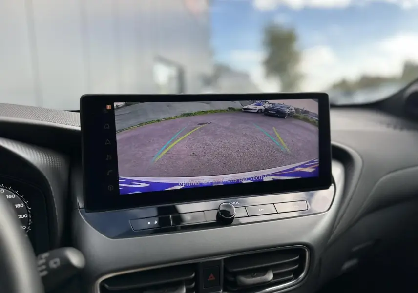 Écran tactile intérieur du Nissan Juke 2025 montrant la caméra de recul avec guidage dynamique.