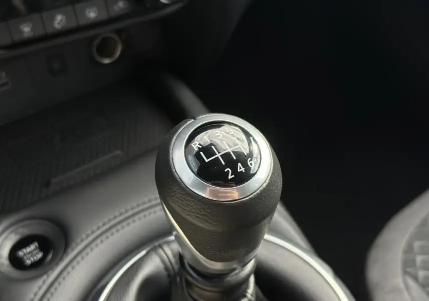 Gros plan sur le levier de vitesses manuel du Nissan Juke 2025, finition N-Connecta, intérieur noir cuir.