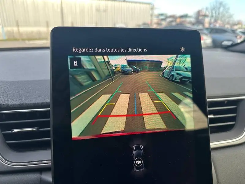 Écran central du Renault Captur 2025 montrant la caméra de recul avec guidage de trajectoire sur un passage piéton.