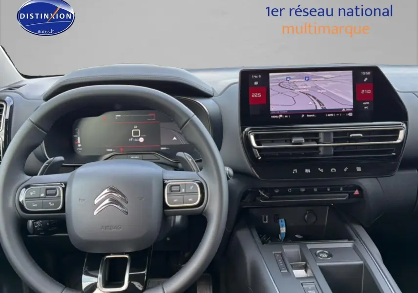 Vue intérieure centrée sur le volant cuir multifonction et l'écran tactile du tableau de bord du Citroën C5 Aircross blanc.