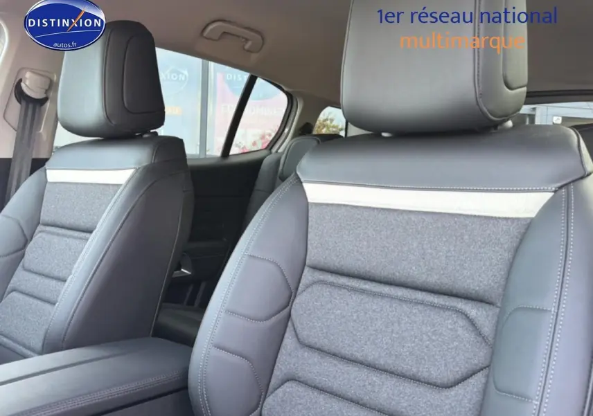 Gros plan sur les sièges avant gris et tissu du Citroën C5 Aircross 2025, intérieur moderne et confortable.