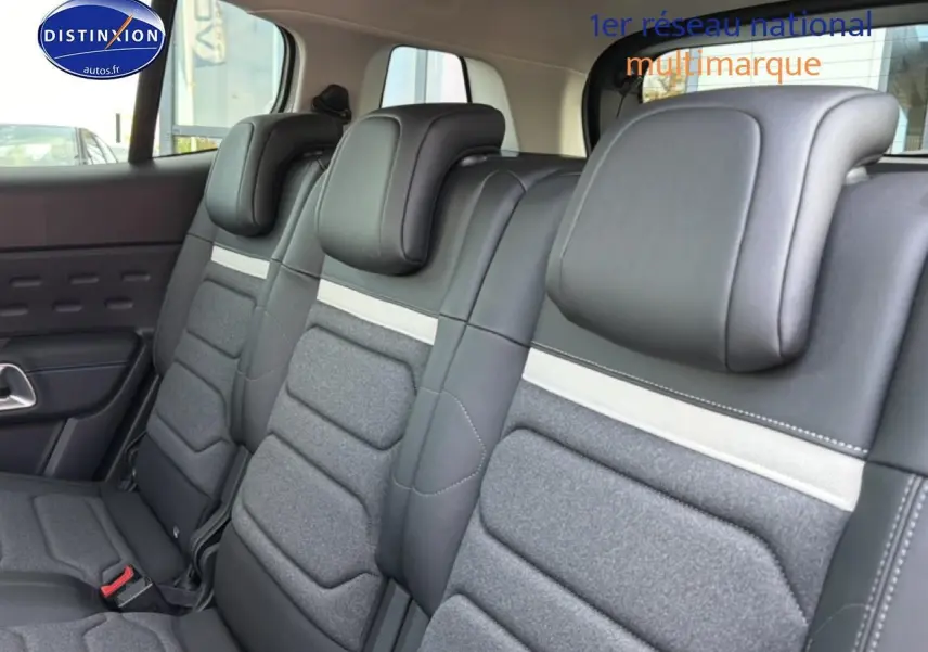Vue intérieure sur la deuxième rangée de sièges individuels gris et noirs du Citroën C5 Aircross 2025.