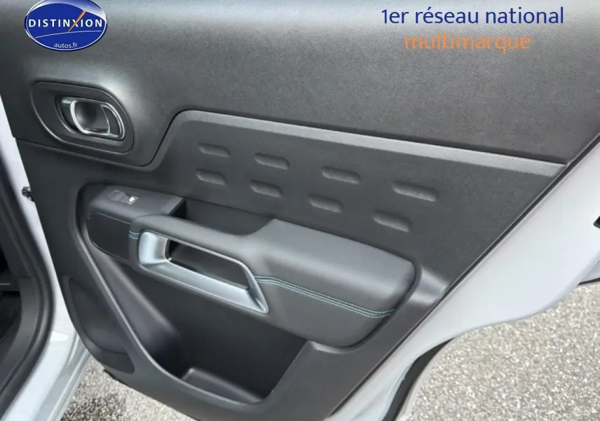 Vue rapprochée de la porte arrière gauche blanche du Citroën C5 Aircross avec panneau intérieur noir et surpiqûres bleues.