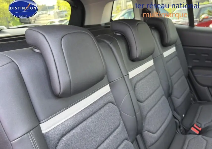 Vue rapprochée des trois sièges arrière individuels gris et noirs du Citroën C5 Aircross blanc, rang 2 coulissante.