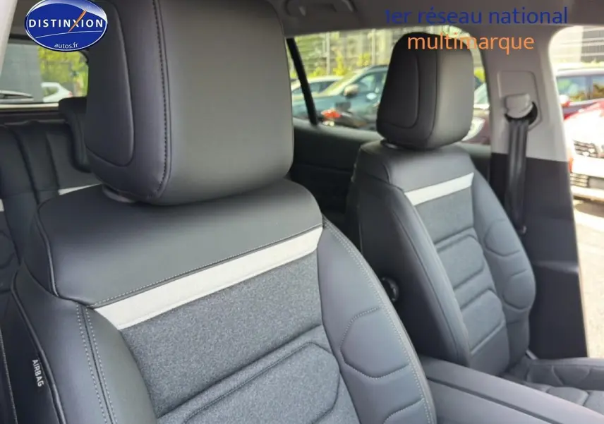 Vue intérieure rapprochée des sièges avant en cuir et tissu gris du Citroën C5 Aircross blanc, version 2025.