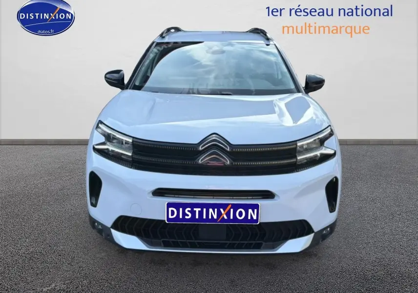 Vue avant d'un Citroën C5 Aircross blanc 2025 avec calandre noire et phares LED distinctifs.