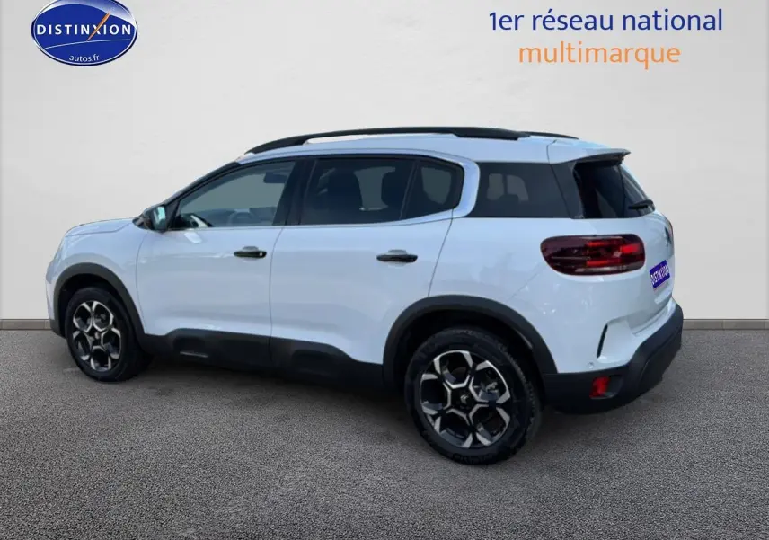 Vue latérale gauche d’un Citroën C5 Aircross blanc 2025 avec toit noir et jantes alu distinctives.