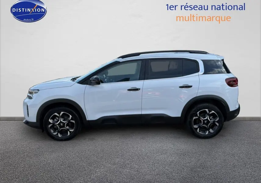 Profil droit du Citroën C5 Aircross blanc 2025 avec jantes alu noires et toit noir contrasté.