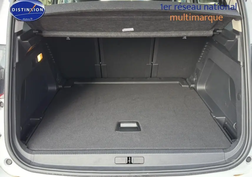 Coffre ouvert vu de l'arrière d'un Citroën C5 Aircross blanc, montrant un espace de chargement propre et spacieux.