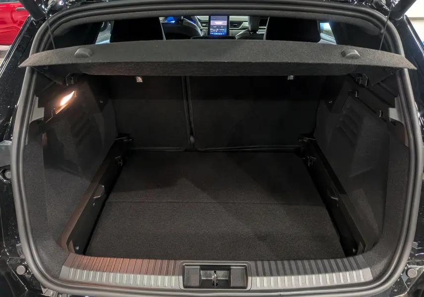 Coffre ouvert vu de l'arrière d'une Renault SYMBIOZ noir étoilé, avec intérieur spacieux et tablette de séparation.