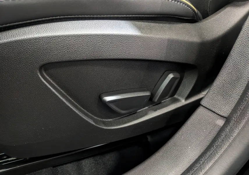 Détail des commandes de réglage électrique du siège conducteur en cuir noir du Renault Symbioz E-Tech 2026.