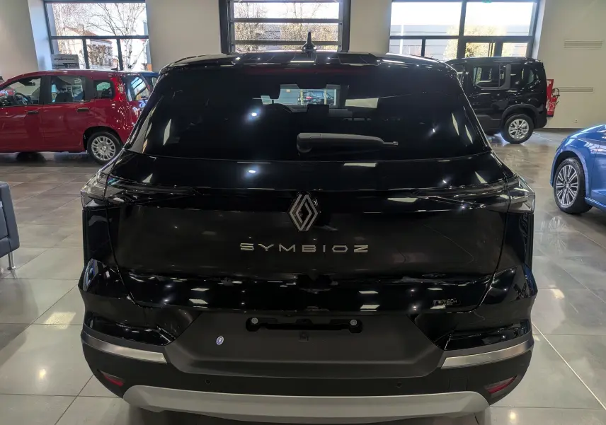 Vue arrière du Renault SYMBIOZ noir étoilé 2026 en version E-Tech full hybrid, avec logo et nom bien visibles sur le hayon.