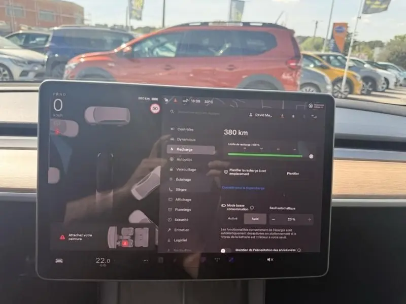 Écran tactile central de la Tesla Model 3 noir 2022 montrant l'interface de recharge et les commandes du véhicule.