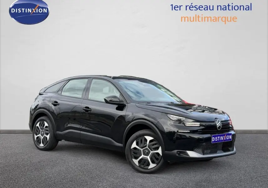 Citroën C4 1.2 Hybride noir Perla Nera vue 3/4 avant droit avec jantes alu et phares LED modernes.