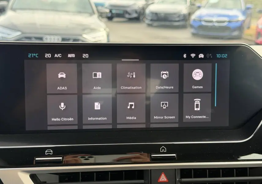 Écran tactile central de la Citroën C4 1.2 Hybride 145ch en intérieur, affichant les options multimédia et climatisation.