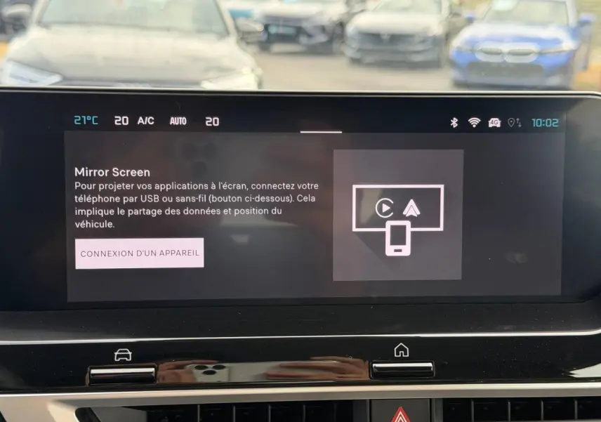 Écran tactile central de la Citroën C4 1.2 Hybride 2025 affichant la fonction Mirror Screen en intérieur noir.