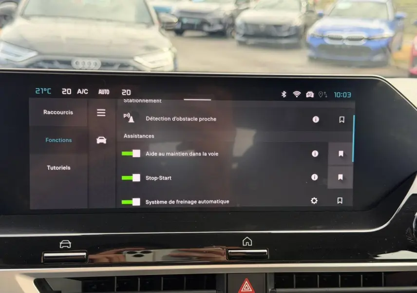 Écran tactile central de la Citroën C4 hybride 2025 affichant les aides à la conduite et la climatisation.