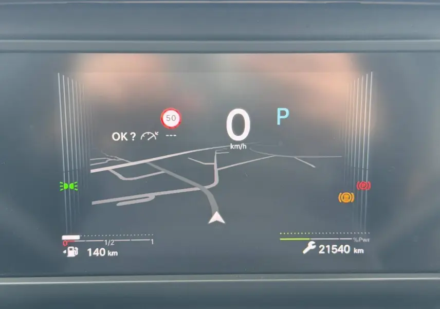 Affichage tête haute numérique de la Citroën C4 hybride noire, montrant la navigation et les alertes au tableau de bord.