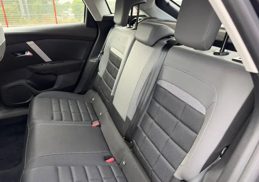 Vue côté droit de la banquette arrière noire et grise du Citroën C4 1.2 Hybride 145ch 2025 avec ceinture de sécurité.