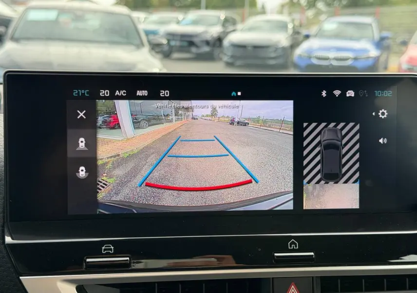 Écran tactile intérieur montrant la caméra de recul et l'affichage de guidage du Citroën C4 noir Perla Nera.