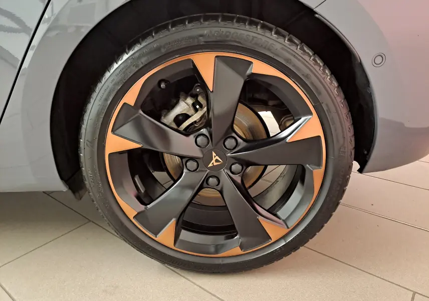 Gros plan sur la jante cuivrée en alliage 18'' Performance du côté arrière droit d'une CUPRA Leon Gris Graphène.