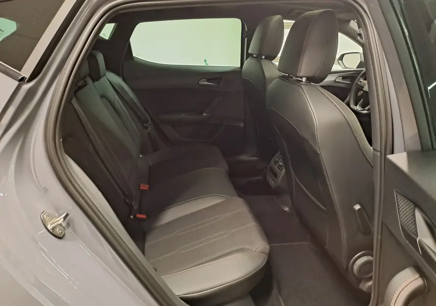 Vue intérieure côté gauche montrant les sièges arrière en cuir noir avec surpiqûres contrastantes du CUPRA Leon Gris Graphène.