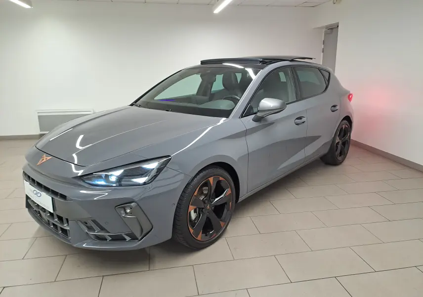 Vue 3/4 avant droite de la CUPRA Leon 2025 gris Graphène avec toit ouvrant panoramique et jantes cuivrées 18 pouces.