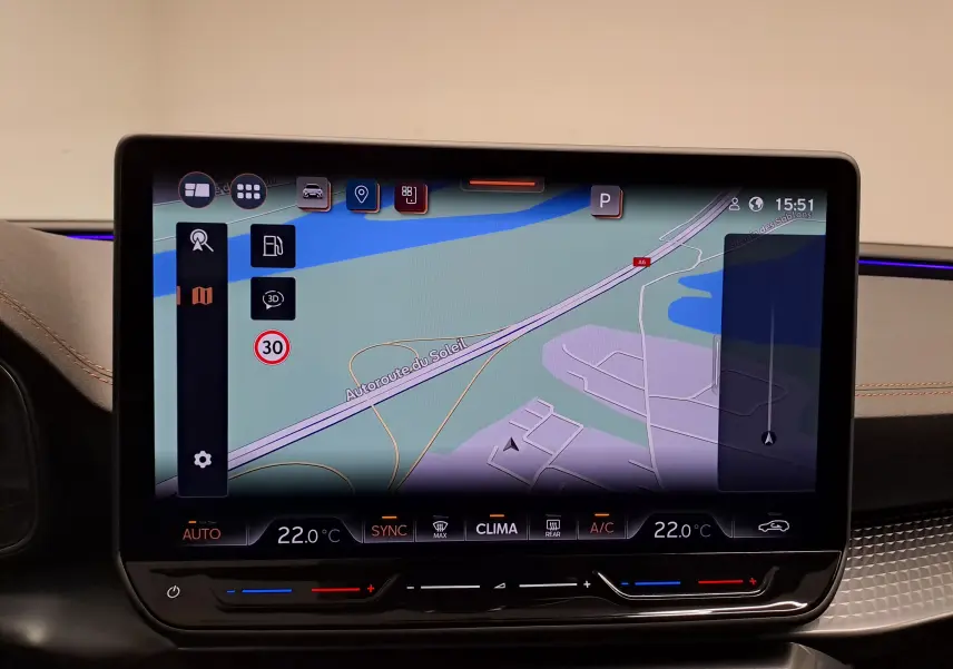 Écran tactile central du tableau de bord du CUPRA Leon 2025 affichant la navigation et le contrôle climatique.