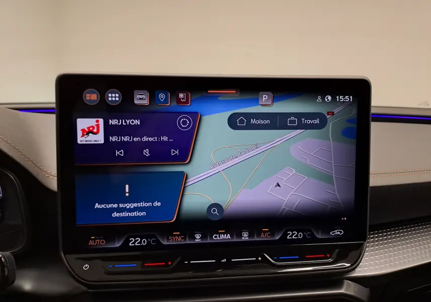 Écran tactile intérieur du CUPRA Leon 2025 affichant la navigation et la climatisation à 22°C.