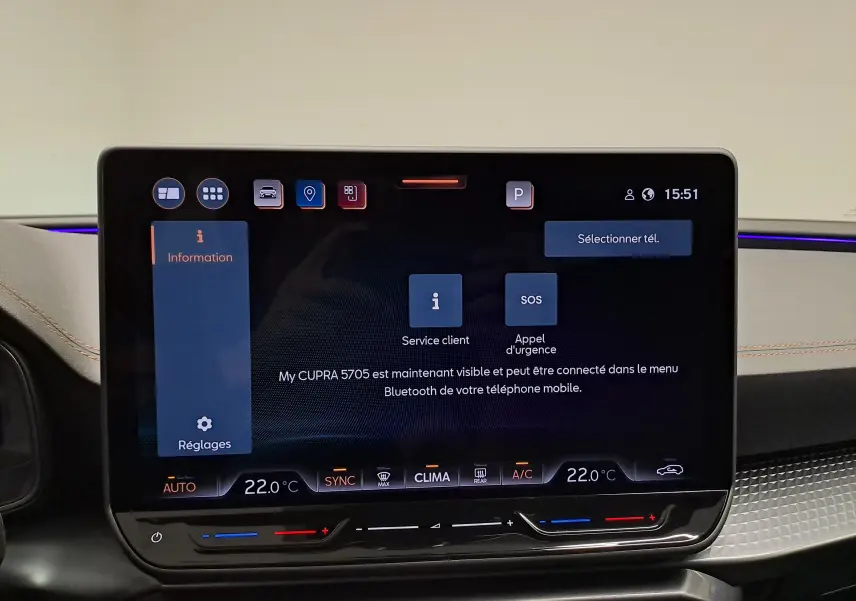 Écran tactile central de la CUPRA Leon 2025 avec interface connectée et commandes climatisation à 22°C.