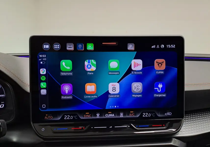 Écran tactile central du tableau de bord de la CUPRA Leon 2025 affichant Apple CarPlay et commandes climatisation.