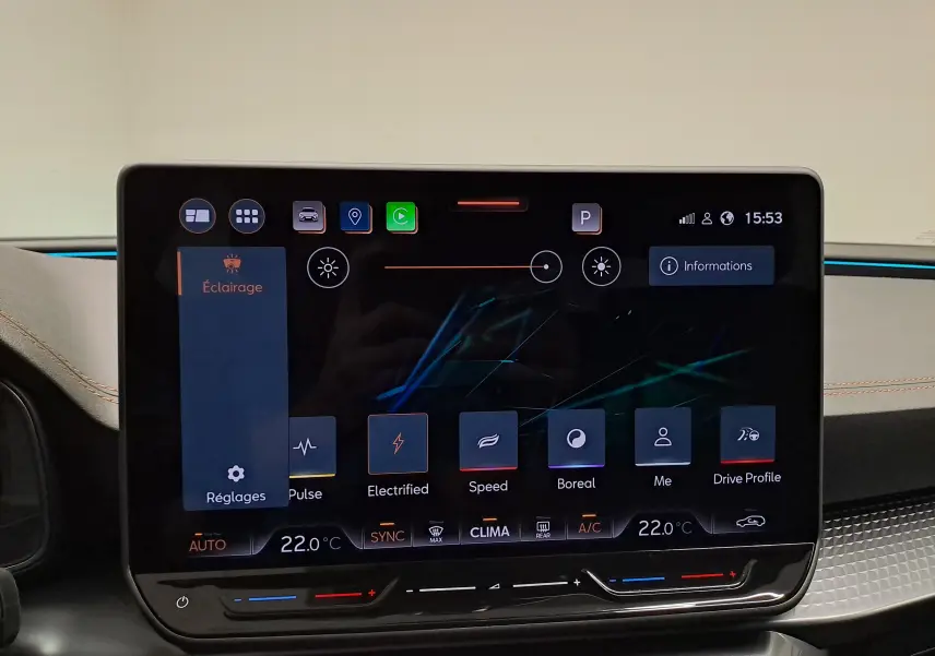 Écran tactile central du tableau de bord de la CUPRA Leon 2025 avec interface climatisation et modes de conduite.