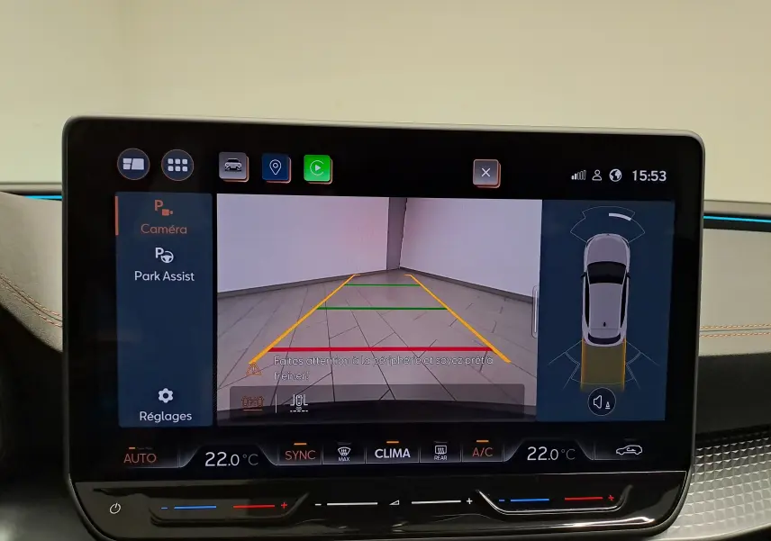 Écran tactile intérieur montrant la caméra de recul et l'assistance au stationnement du CUPRA Leon gris Graphène, vue frontale.