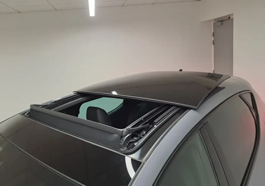 Vue rapprochée du toit ouvrant panoramique ouvert sur une CUPRA Leon 2025 gris graphène avec vitrage teinté.