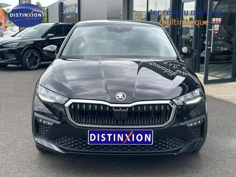 Vue frontale d'une Skoda Scala noire Magic nacré avec calandre chromée et feux LED distinctifs.