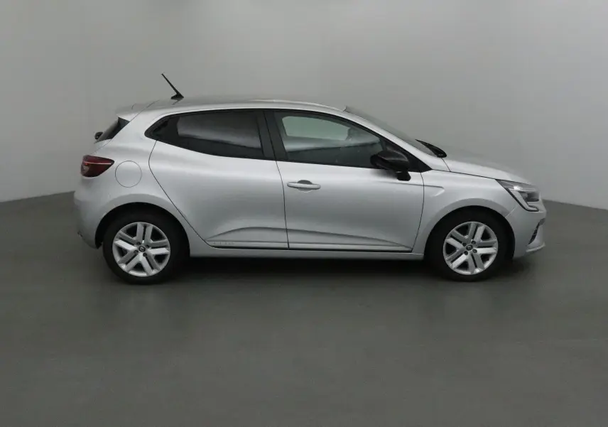 Profil côté gauche d'une Renault Clio V gris platine 2021, compacte avec jantes alliage et vitres teintées.