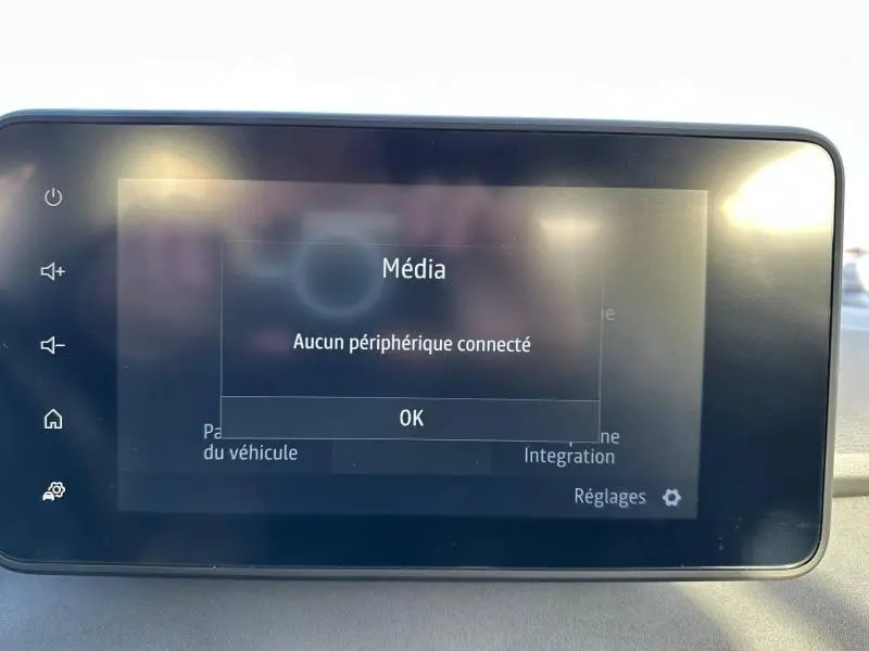 Écran tactile multimédia du tableau de bord d'une Dacia Sandero 2025 affichant "Aucun périphérique connecté".