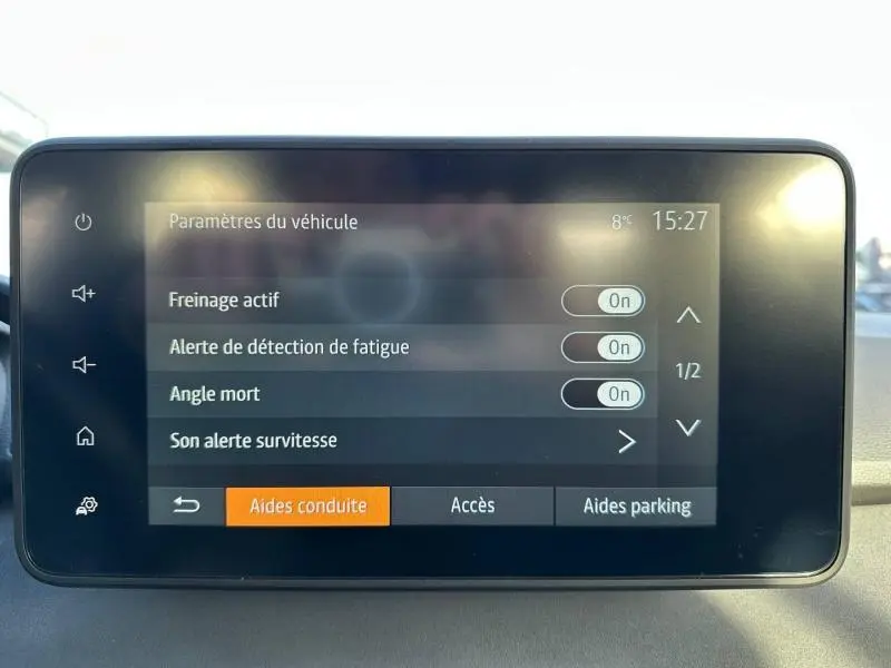 Écran tactile intérieur du Dacia Sandero Stepway Extreme 2025 affichant les aides à la conduite activées.