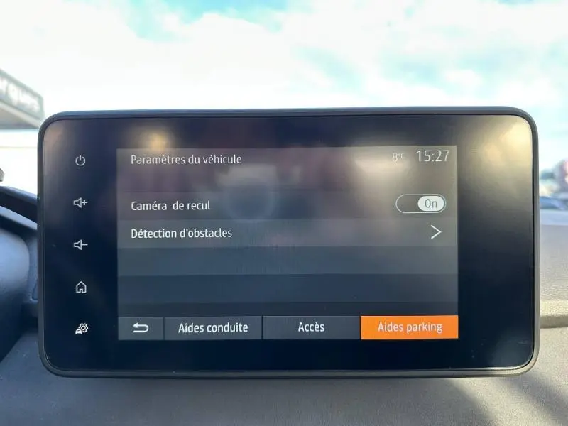 Écran tactile intérieur de la Dacia Sandero 2025 affichant les paramètres de caméra de recul et détection d'obstacles.