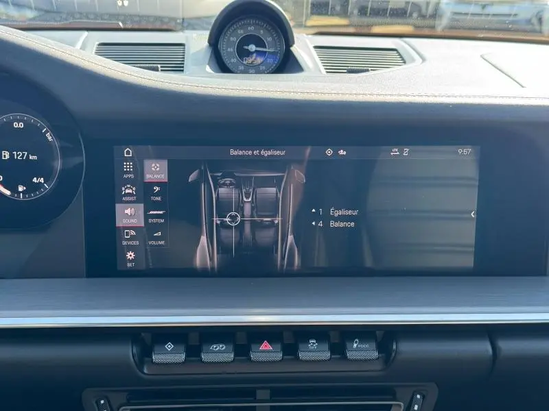 Vue rapprochée de l’écran tactile central affichant l’égaliseur audio dans l’habitacle noir d’une Porsche 911 Turbo S 2020.