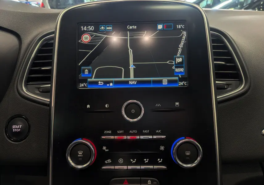 Vue rapprochée de l’écran tactile central et des commandes de climatisation du Renault Grand Scenic IV gris Cassiopé.